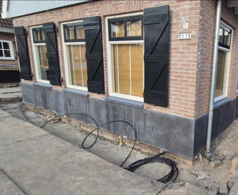 Hardstenen raamdorpels en gevelplint aangebracht